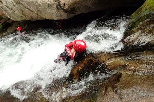 Das Wassersport-Canyoning in Rio Laghetto in Valsesia