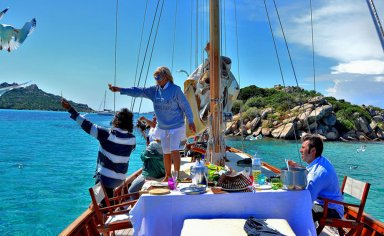 Exklusive Tagestour mit dem Boot im Maddalena-Archipel